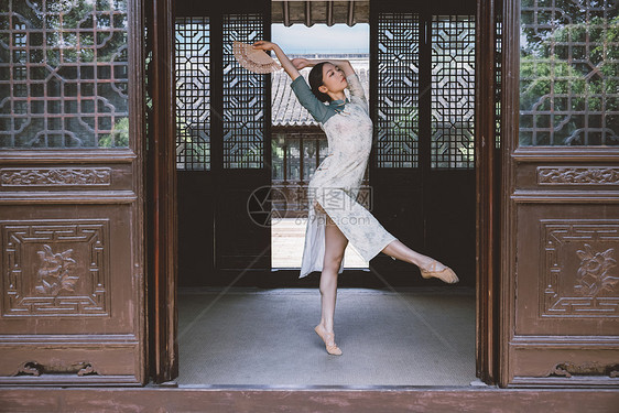 中国风庭院旗袍女性跳舞图片