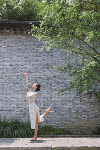 复古旗袍女性柔美跳舞图片