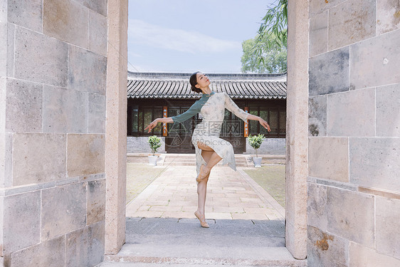 中国风旗袍柔美女性宅院里跳舞图片