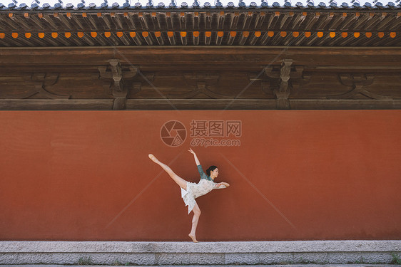 中国风复古红墙旗袍美女跳舞图片