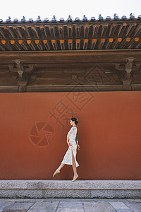 中国风复古红墙旗袍美女跳舞背景图片