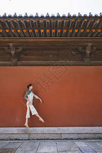 中国风复古红墙旗袍美女跳舞背景图片