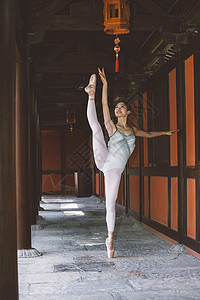 柔美女性户外跳芭蕾舞一字马图片素材