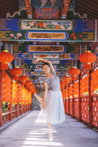 美女中国风长廊跳舞图片