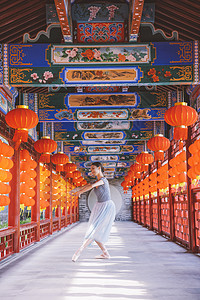 东方美女中国风长廊跳舞图片