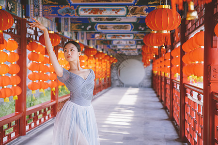 东方美女在中国风的长廊跳舞图片