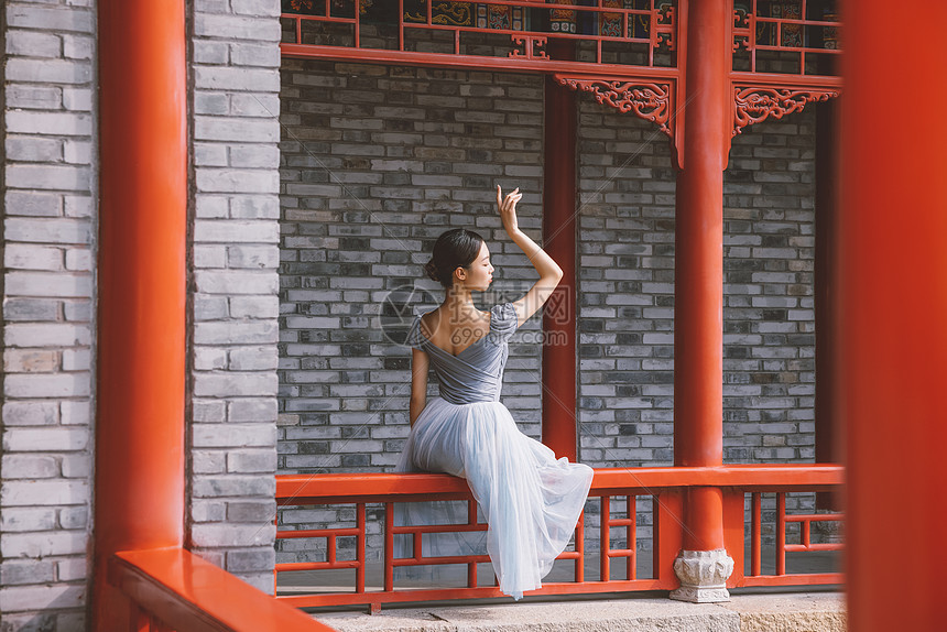 中国风美女坐在庭院优雅翩翩起舞图片