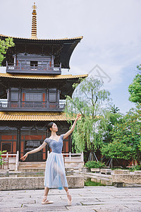 柔美女性中式庭院里跳舞图片