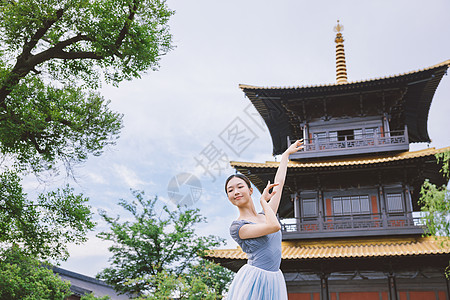 古典美女中式庭院跳舞图片