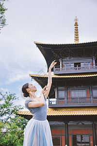 柔美女性寺庙里跳舞图片