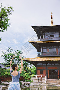 柔美女性寺庙里跳舞图片