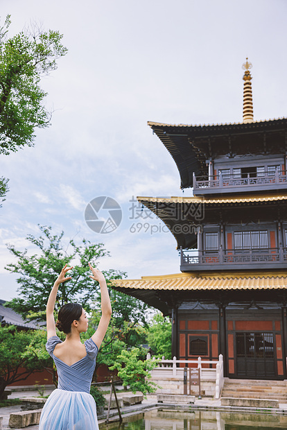 柔美女性寺庙里跳舞图片