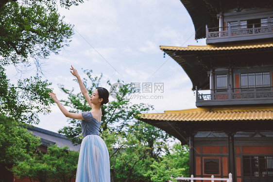 古典美女寺庙庭院跳舞图片