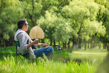 中年男性户外垂钓乘凉背景