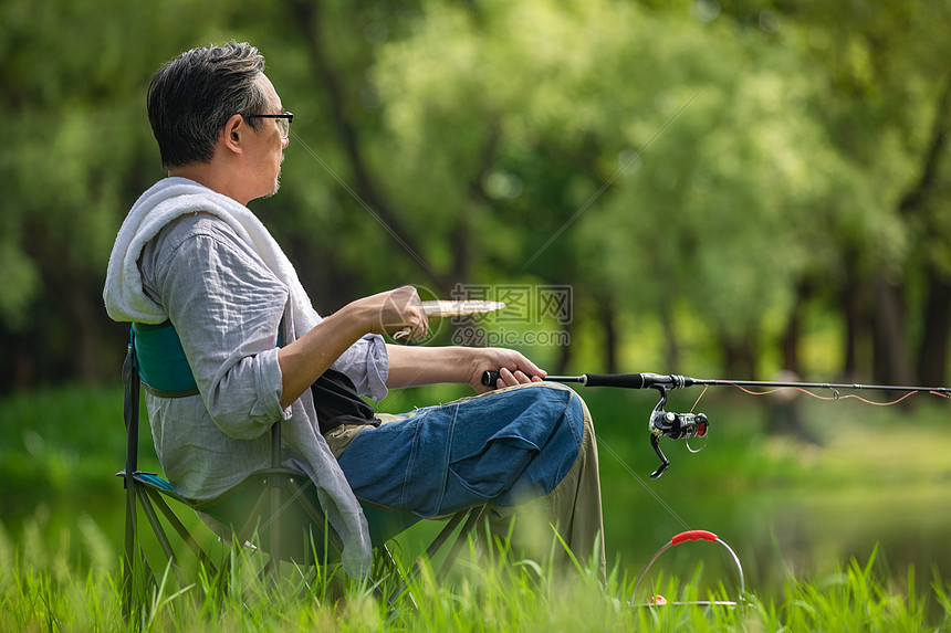 在户外垂钓的男性图片