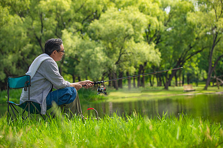 中老年男性户外垂钓图片素材