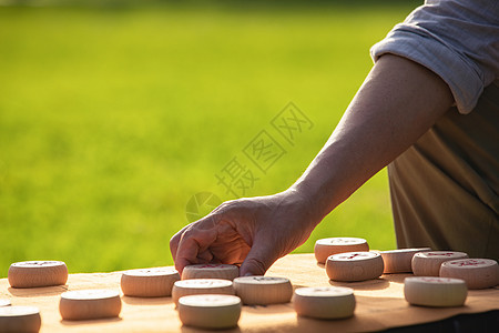 中老年人下棋手部特写图片