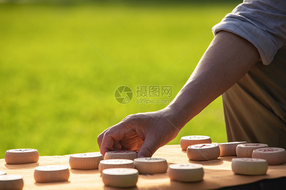 中老年人下棋手部特写图片