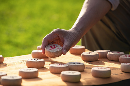 中老年人在公园里下棋手部特写图片