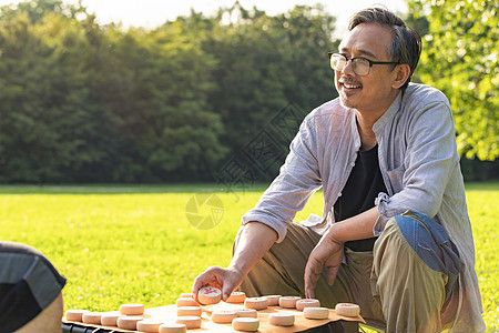 中老年男性在公园里下象棋图片