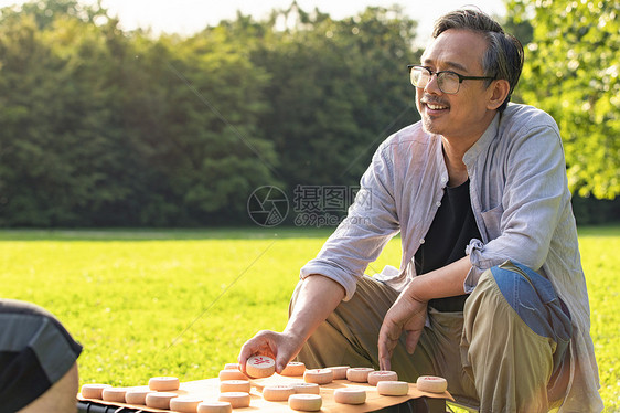 中老年男性在公园里下象棋图片