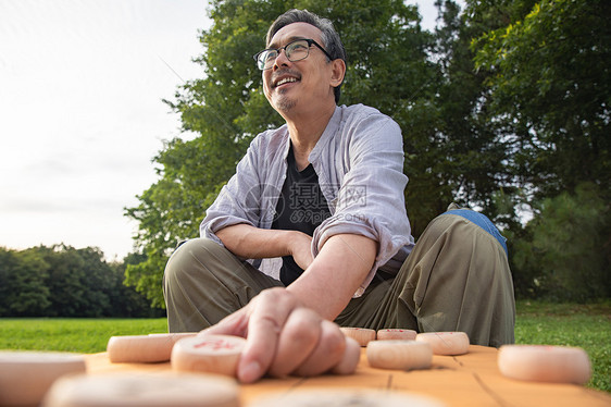 中老年男性在公园里认真下象棋图片