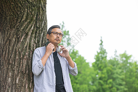 中年男性户外听音乐图片