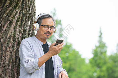 中年男性户外看手机节目图片