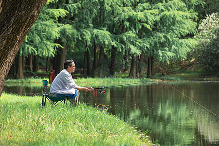 在湖边悠闲钓鱼的男性图片