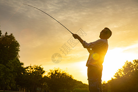 渔夫在夕阳下钓鱼拉杆图片