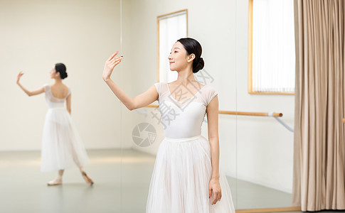 芭蕾舞者对着镜子展示练习图片