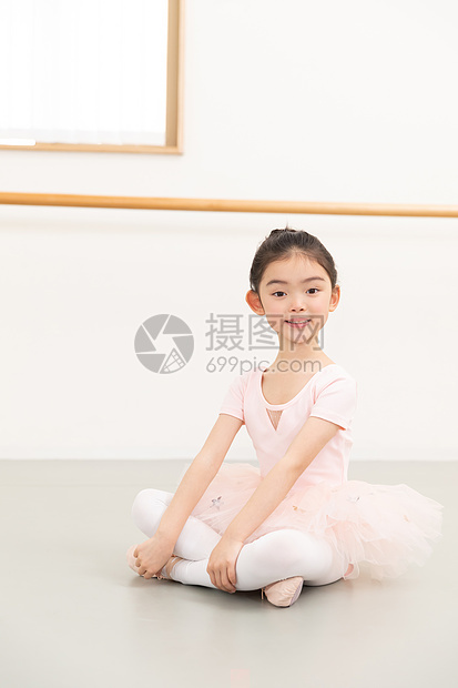 学习芭蕾舞的小女孩图片