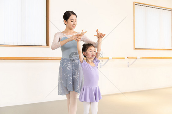 芭蕾舞老师教小朋友舞蹈图片