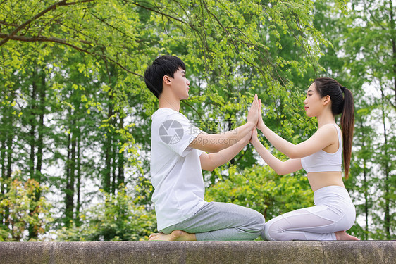 户外男女做瑜伽冥想图片