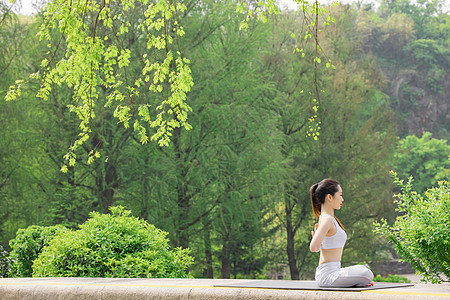 女性在公园里做瑜伽锻炼图片