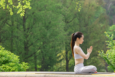 女性在公园里做瑜伽锻炼图片