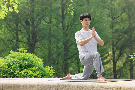 男性在公园里锻炼瑜伽图片