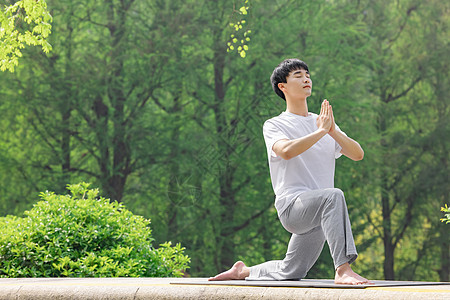 男性户外瑜伽锻炼图片