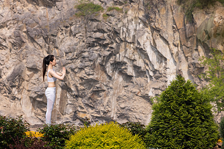 在山中做瑜伽健身的女性图片
