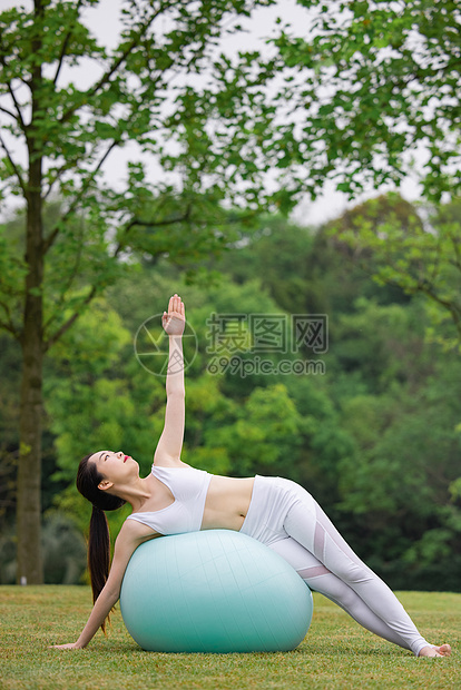 使用瑜伽球锻炼健身的女性图片