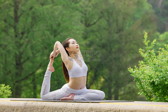 女性户外瑜伽锻炼图片