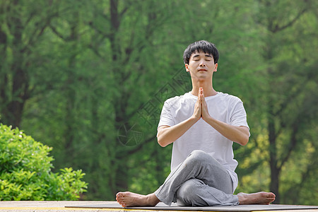 男性在户外瑜伽锻炼图片