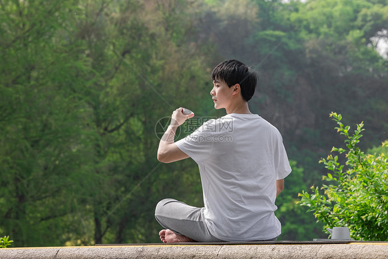 户外男性悠闲品茶图片