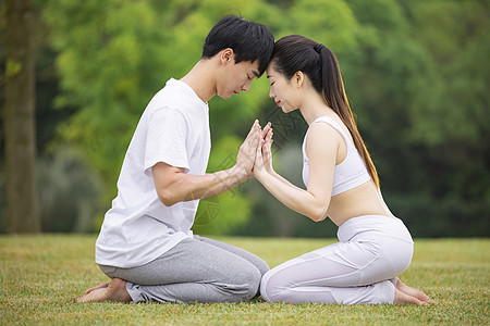 情侣户外双人瑜伽图片