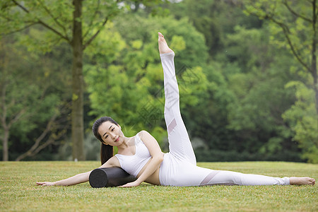 女性户外瑜伽锻炼图片