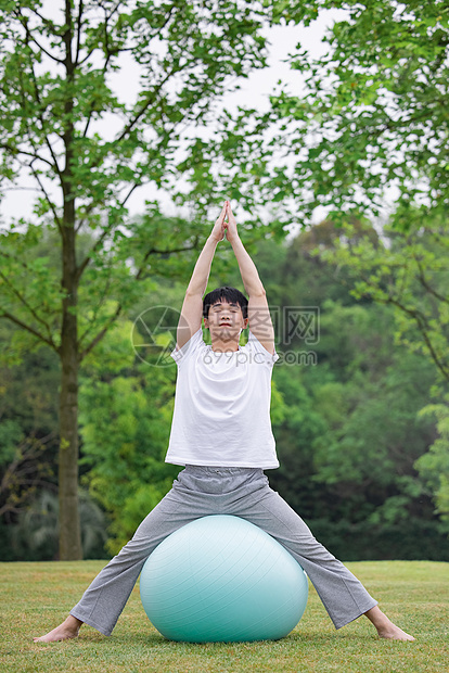 男性在户外瑜伽锻炼图片