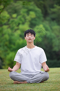 男性在户外瑜伽打坐冥想图片