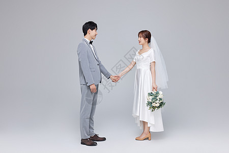 韩系恩爱情侣穿婚服形象图片