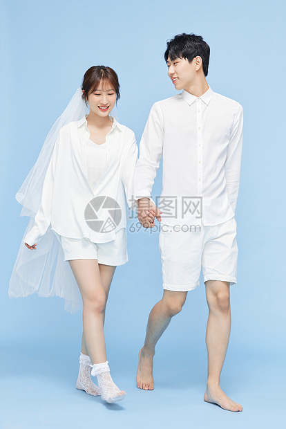 韩系恩爱情侣牵手合照