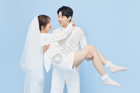 韩系白衣男生公主抱女生高清图片